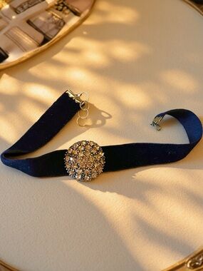 Velvet Crystal Round Center Choker Necklace - Black